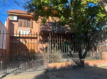 Casa de 4 ambientes, Lomas de Zamora · Chalet de 4 Ambientes con Cochera y Jardín Banfield Oeste