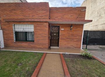 Casa · 101m² · 4 Ambientes · Casa Apto Profesionales Alquiler