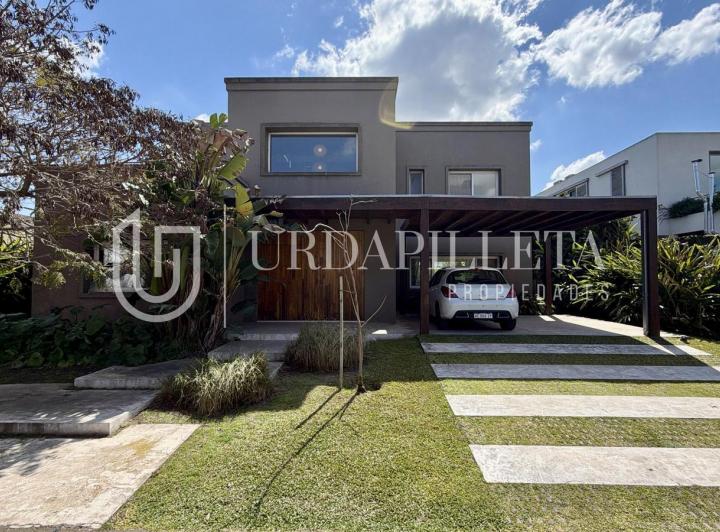 Casa · 216m² · 4 Ambientes · 4 Cocheras