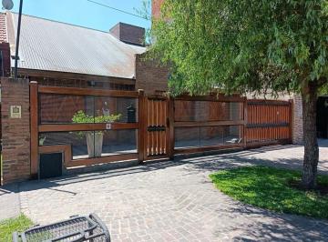 Casa · 176m² · 4 Ambientes · 2 Cocheras · Casa en Burzaco