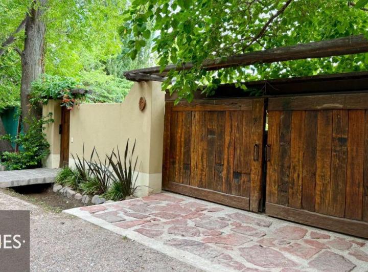 Casa · 300m² · 6 Ambientes · 2 Cocheras