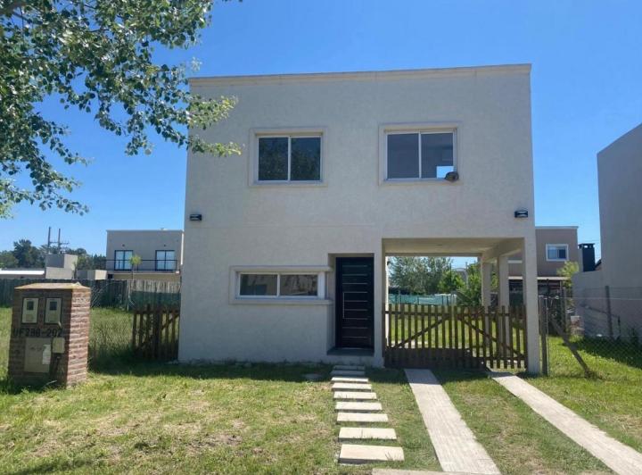 Casa · 102m² · 4 Ambientes · 2 Cocheras