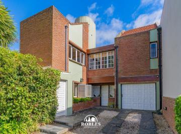 Casa · 179m² · 5 Ambientes · Chalet en El Tradicional Barrio San Carlos