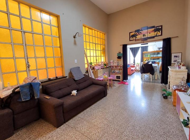 Casa · 185m² · 4 Ambientes · 2 Cocheras