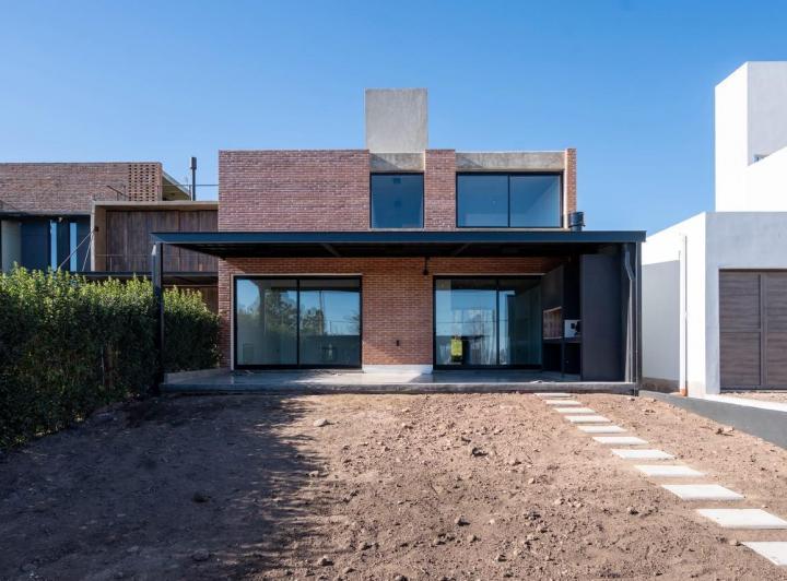 Casa · 199m² · 5 Ambientes · 2 Cocheras