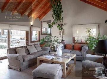 Casa · 251m² · 6 Ambientes · Casa en Venta en Peñon del Lolog