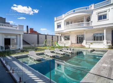Casa · 747m² · 7 Ambientes · 7 Cocheras · Casa en Alquiler en Banfield, Lomas de Zamora, G. B. a. Zona Sur