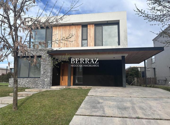 Casa · 220m² · 6 Ambientes · 4 Cocheras