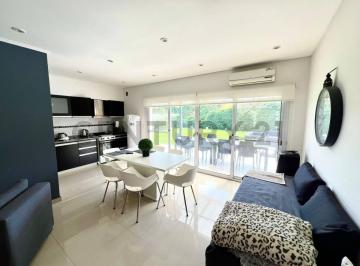 Casa · 129m² · 4 Ambientes · 4 Cocheras · Venta Casa La Cesarina 4 Ambientes Pileta Apto Credito