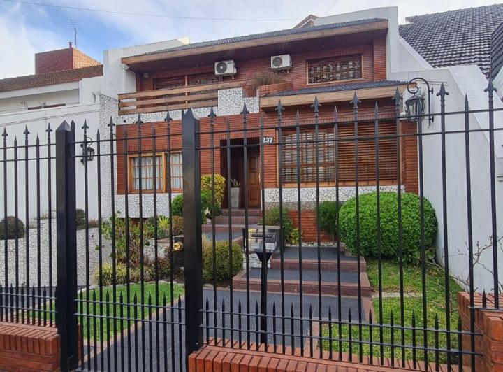 Casa · 298m² · 5 Ambientes · 2 Cocheras