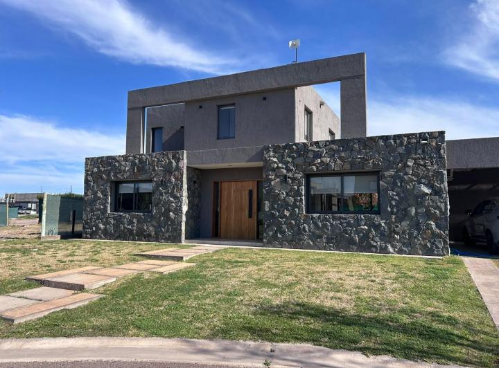 Casa · 185m² · 6 Ambientes · 2 Cocheras