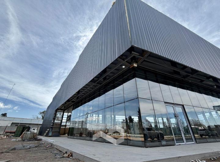 Local comercial · 2475m² · 21 Cocheras
