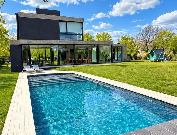 Casa · 220m² · 5 Ambientes · 4 Cocheras