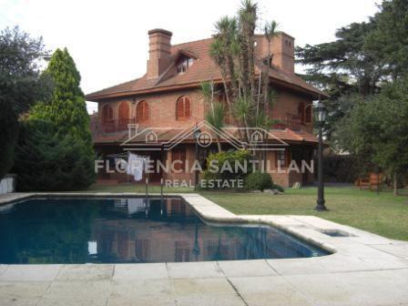 Casa · 415m² · 8 Ambientes · 2 Cocheras