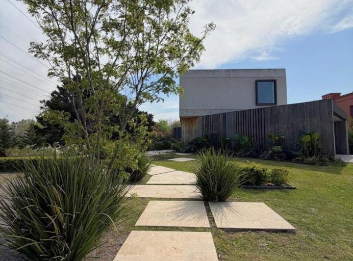 Casa · 498m² · 5 Ambientes · 6 Cocheras