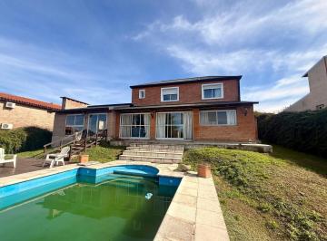 Casa · 270m² · 5 Ambientes · 2 Cocheras · Casa en 4 Hojas