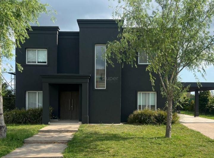 Casa · 180m² · 4 Ambientes · 1 Cochera