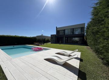 Casa · 204m² · 5 Ambientes · 2 Cocheras · Excelente Casa en Venta - Barrio Santa Elena, Pilar del Este