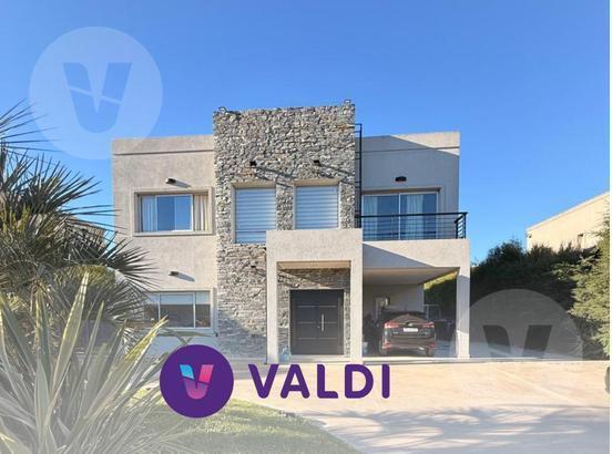 Casa · 231m² · 7 Ambientes · 5 Cocheras