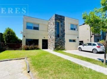 Casa · 141m² · 4 Ambientes · 2 Cocheras · Casa en Alquiler Temporal en El Barrio Vila Marina I