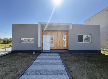 Casa · 70m² · 3 Ambientes · 1 Cochera · Casa en Venta de 2 Dorm. Terreno 350 m². Galería Techada con Parrilla. Parque. Barrio Cardales Chico