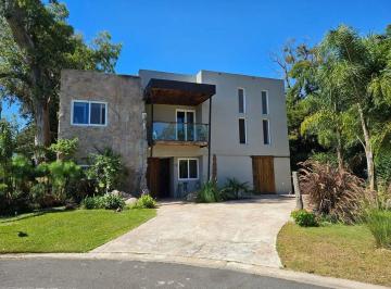 Casa · 380m² · 6 Ambientes · 2 Cocheras · Casa en Venta en Barrio Alvear de Benavidez