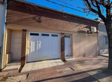 Casa · 223m² · 7 Ambientes · 1 Cochera · Amplia Casa de 3 Habitaciones en Barrio 9 de Julio