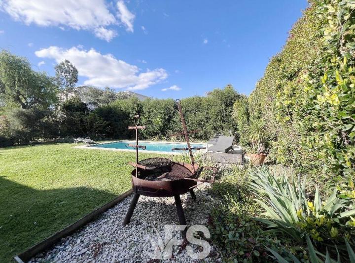 Casa · 195m² · 5 Ambientes · 2 Cocheras