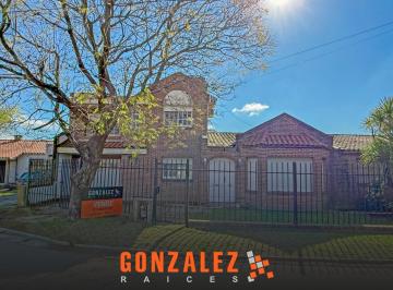 Casa · 360m² · 5 Ambientes · 3 Cocheras · Casa 5 Ambientes en Ciudad Evita - con Piscina