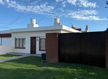 Casa · 57m² · 3 Ambientes · 2 Cocheras · Casa Americana. Barrio El Gaucho. Permuta por Vehículo o Departamento.