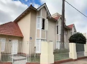 Casa · 230m² · 6 Ambientes · Casa en Venta - 3 Dorm. 3 Baños - Ensenada