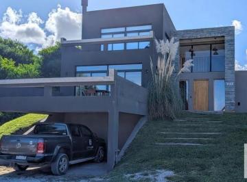 Casa · 180m² · 4 Dormitorios · Casa en Venta - 4 Dorm. 4 Baños - Residencial II