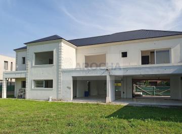 Casa · 481m² · 6 Ambientes · 4 Cocheras · Casa en Los Troncos a Terminar