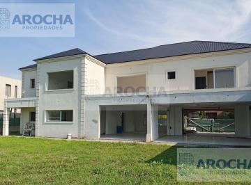 Casa · 481m² · 6 Ambientes · 4 Cocheras · Casa en Los Troncos a Terminar
