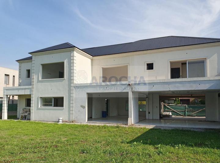 Casa · 481m² · 6 Ambientes · 4 Cocheras
