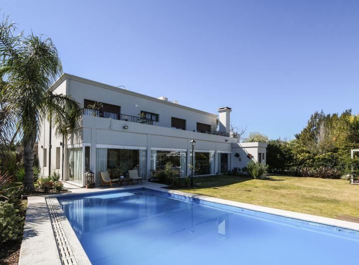 Casa · 370m² · 9 Ambientes · 2 Cocheras