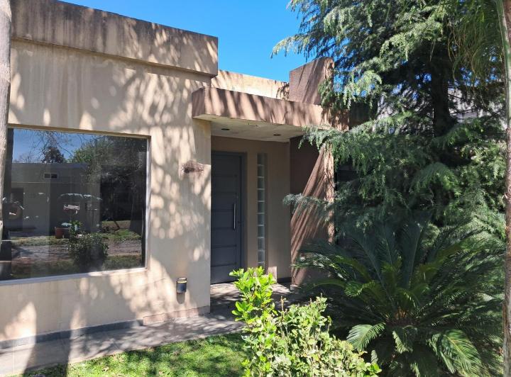 Casa · 72m² · 3 Ambientes · 3 Cocheras