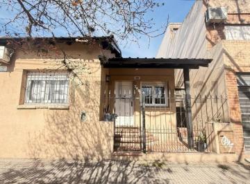 Casa · 97m² · 3 Ambientes · Casa en Venta de 2 Dorm., Tres Ambientes, Tolosa, Buenos Aires.