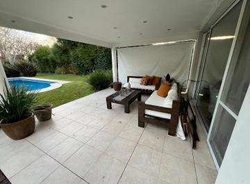 Casa · 245m² · 4 Ambientes · 2 Cocheras · Venta de Casa Tres Dorm., Abril Club de Campo