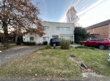 Casa · 245m² · 4 Ambientes · 2 Cocheras · Venta de Casa Tres Dorm., Abril Club de Campo
