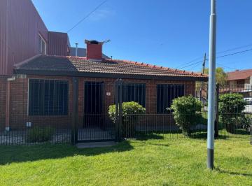 PH · 60m² · 2 Ambientes · 1 Cochera · Alquiler - Benito Lynch 1609 - Hermoso PH de 2 Amb. en Esquina con Garaje y Patio