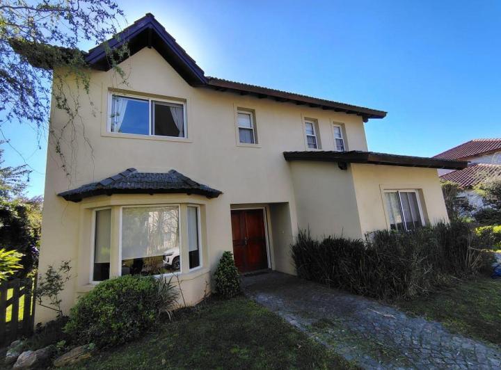 Casa · 175m² · 5 Ambientes · 2 Cocheras