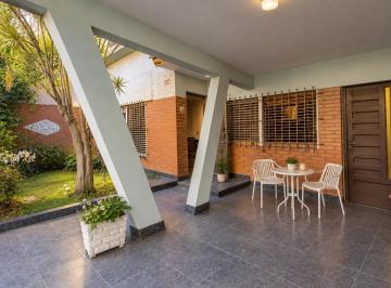 Casa · 130m² · 3 Ambientes · 1 Cochera · Casa en Venta en Sarandí | Lote Propio, Cochera, Patio, Terrazas y Parrilla