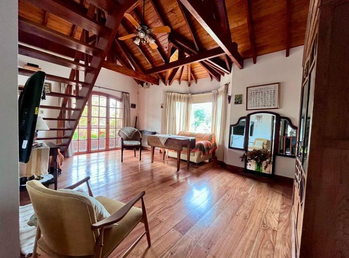 Casa · 272m² · 5 Ambientes · 2 Cocheras