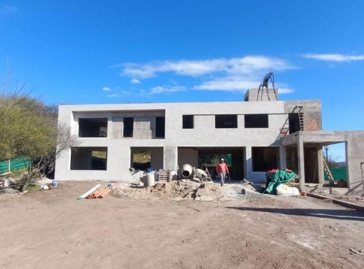 Casa · 410m² · 6 Ambientes · 3 Cocheras