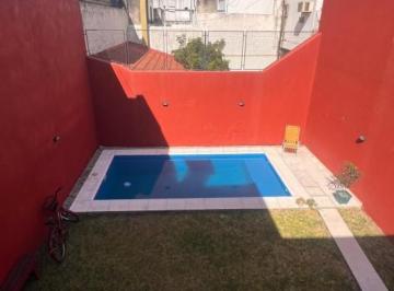 Casa · 216m² · 5 Ambientes · 1 Cochera · Casa con Parque y Pileta en Barrio La Sexta.