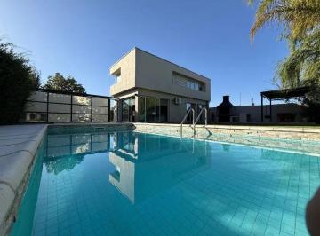 Casa de 4 ambientes, Guaymallén · Vende Hermosa Casa de 2 Plantas con Pileta en Barrio Privado