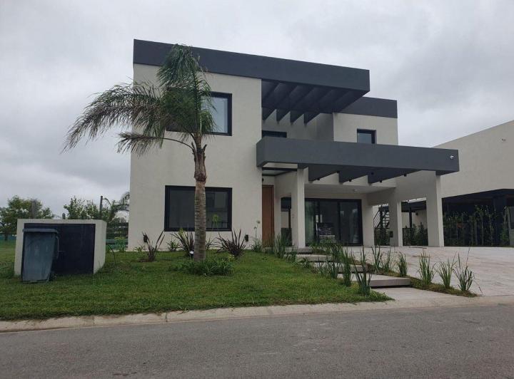 Casa · 300m² · 6 Ambientes · 2 Cocheras