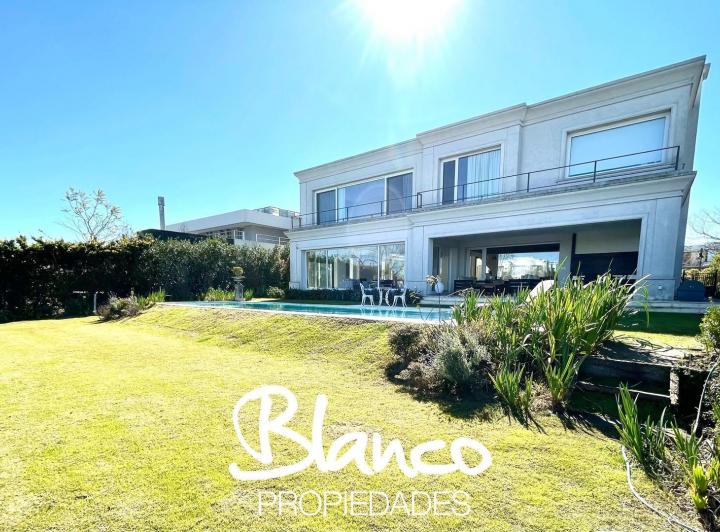 Casa · 700m² · 6 Ambientes · 6 Cocheras