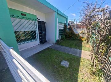 Casa · 100m² · 2 Dormitorios · 4 Cocheras · Americana 4 Ambientes con Pileta Natacion en Alquiler. Ituzaingo Norte